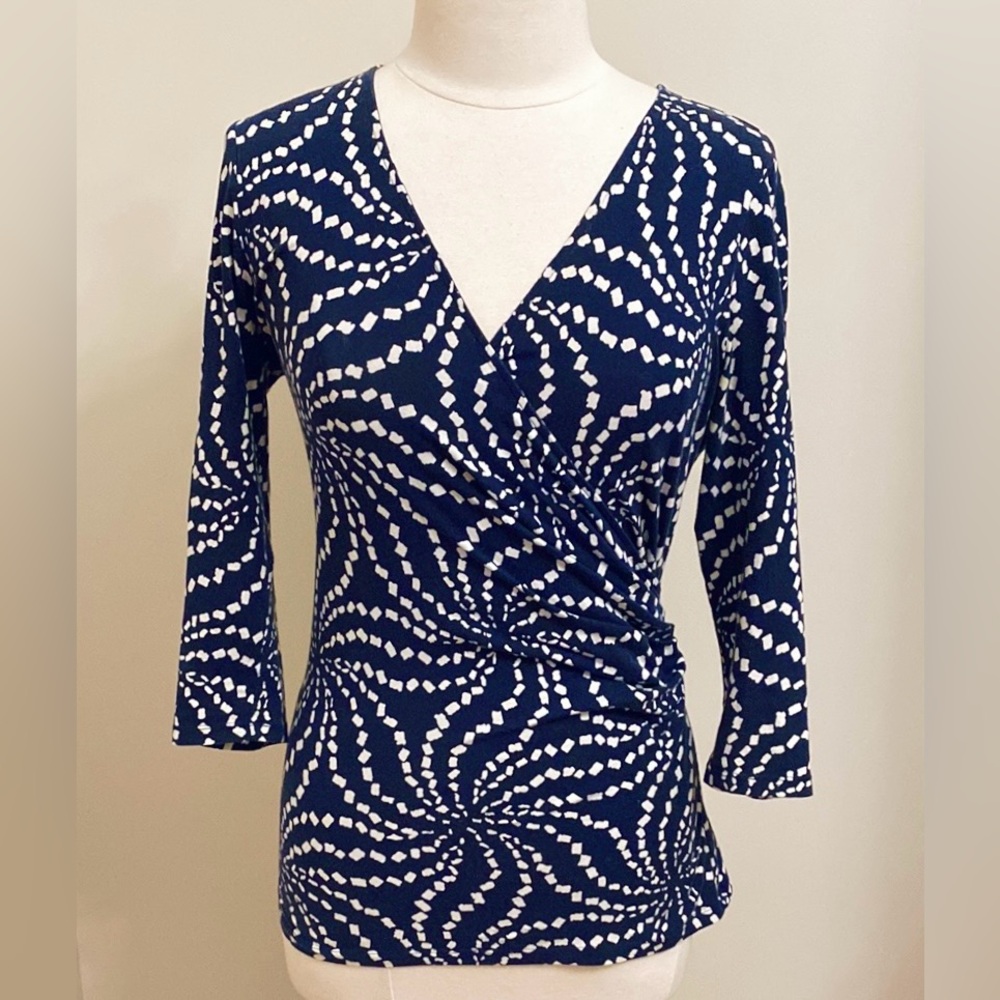 Ann Taylor Navy Blue White Geometric SZ S Modern Classic Preppy Chic Ruched Top